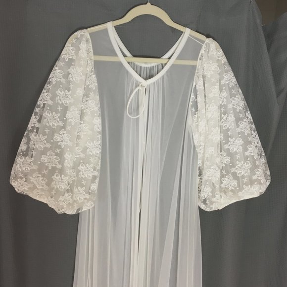 Elegant White Lace Robe Set - Picture 3 of 16